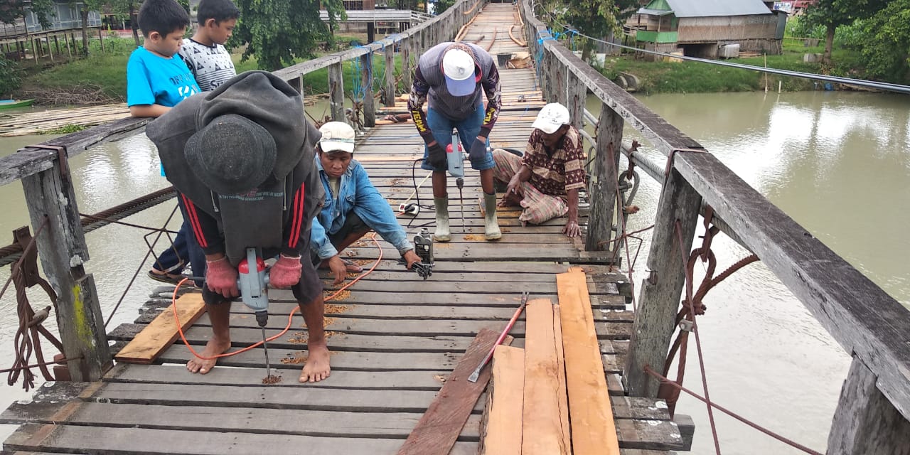 Satgas Anti Lubang Bereaksi Memperbaiki Jembatan dan Jalan Rusak