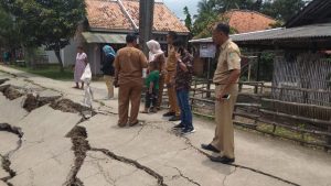Terkait Jalan Rusak Pasca Banjir di Desa Cipayung, Kasie PJJ Langsung Turun ke Lokasi