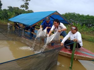 PWI dan SMSI Dorong Restocking Ikan di Objek Wisata Rawa Binong