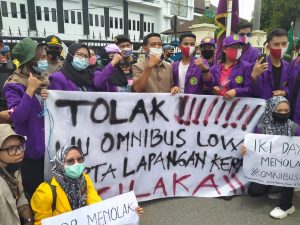 Tolak Omnibus Law, Ratusan Massa dari Mahasiswa dan Ormas Berunjukrasa di Barut