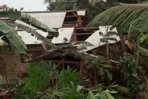 Puluhan Rumah Porak Poranda Dihantam Angin Puting Beliung di Mauk