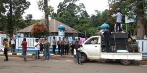 Jelang Pilkada, AMUD Pandeglang Lakukan Demo di Kantor Kecamatan Karang Tanjung