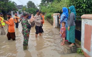 Polsek Patia Gercep Bantu Korban Banjir dan Pohon Tumbang