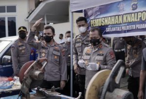 Kapolda Sumbar Musnahkan Knalpot Racing dan Barang Bukti Ganja di Polresta Padang