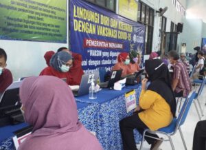 Warga Lansia di Kecamatan Kesambi Lakukan Vaksinasi Covid-19