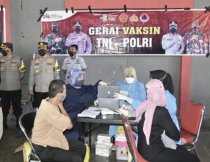 Polresta Cirebon Gelar Vaksinasi Massal di GOR Ranggajati
