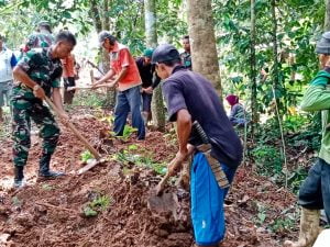 Koramil 0102/Cadasari Laksanakan Karya Bakti Buat Jalan Penghubung Desa 1 IMG 20220209 WA0164