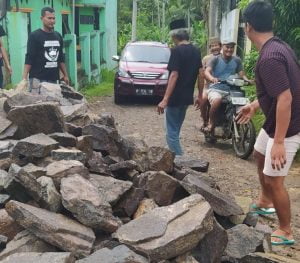 Warga Tutup Akses Jalan Menuju Peternakan Ayam di Sodong 1 IMG 20220225 185553