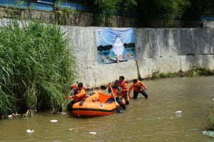 Peringati Hari Air Sedunia, AGM Mekarsari Bersihkan Sampah di Sungai Cicatih 1 IMG 20220322 WA0121