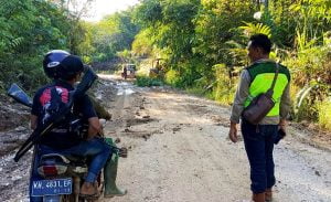 Dinas PUPR Barut Perbaiki Jalan Km 34 Arah Benangin 1 IMG 20220323 WA0213