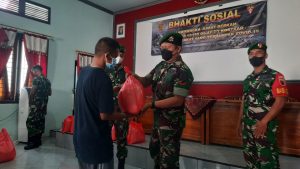 Peringati HUT Kostrad ke-61, Yonarmed 12 Berbagi Beras kepada Masyarakat 1 IMG 20220327 WA0111