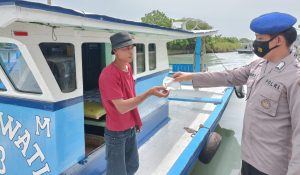 Cegah Penyebaran Covid-19, Ditpolairud Polda Banten Bagikan Masker 1 IMG 20220320 183755