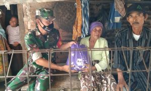 Personel Koramil 0602-17/Carenang, Beri Sembako kepada Warga 1 IMG 20220326 094110