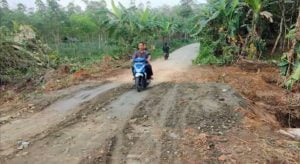 Bentuk Kepedulian, PT HKI Bantu Perbaiki Jalan Kabupaten 1 IMG 20220330 181049