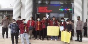 Kinerja Dianggap Gagal, IMM dan LMND Beri Sindiran Trofi kepada Irna-Tanto 1 IMG 20220401 223027