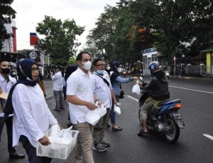 SMSI Jawa Barat Bagikan Ratusan Paket Makanan Siap Saji di Jalan Ahmad Yani Kota Bandung 1 IMG 20220408 224719