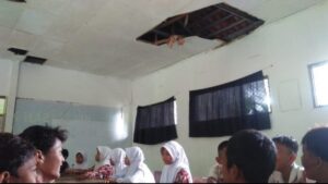 Atap Sekolah Keropos, Sejumlah Murid dan Guru SDN Ciawi Cemas Saat sedang Belajar