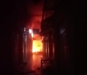 Kios di Pasar Munjul Terbakar, Warga Berjibaku Padamkan Kobaran Api 1 Screenshot 2023 05 18 19 48 54 49