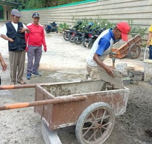 Rusak Selama Bertahun - tahun, Warga Cihaseum Swadaya Perbaiki Jalan Rusak 1 IMG 20230605 211755