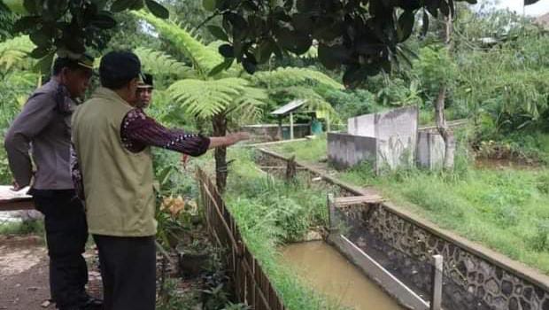 Sekda Sukabumi Tinjau Titik Lokasi Banjir di Kecamatan Sukalarang 1 WhatsApp Image 2024 01 05 at 17.46.03 1