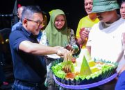 Hadiri Peringatatan HUT 27 Kecamatan Toili, Bupati Banggai Beli Bingkisan Secara Lelang