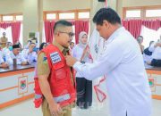 Lantik 253 Pengurus PMI Kecamatan, Ketua PMI Sulteng Sematkan Rompi PMI untuk Bupati Banggai