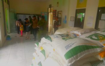 Bantuan Beras untuk warga di Kelurahan Jatimakmur.