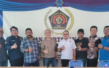 Dua Kandidat Calon Ketua PWI Bekasi, foto bersama dengan Plt Ketua dan Panitia Konferensi Pemilihan Ketua PWI Bekasi Periode 2024-2027.