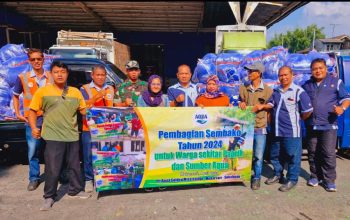 Aqua Mekarsari saat membagikan 1.100 Paket Sembako kepada masyarakat.