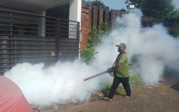 saat petugas dari Kelurahan Jatibening Baru melaksanakan fogging di depan rumah warga.