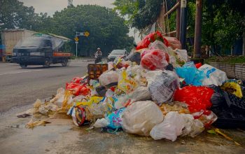 Tumpukkan Sampah di Jati Mulya Makin Parah