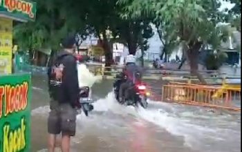 Diguyur Hujan Deras, Jalanan di Rawalumbu Ini Tergenang Air