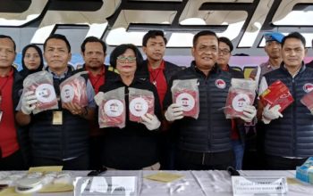 Kasat Narkoba, Kasie Humas, Kaunit 1 Res Narkoba Polres Metro Bekasi Kota saat menunjukkan barang bukti.